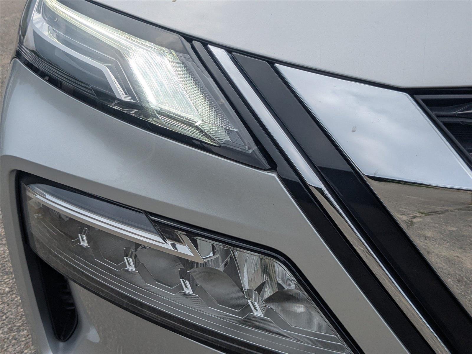 Used 2022 Brilliant Silver Metallic Nissan Platinum image 9