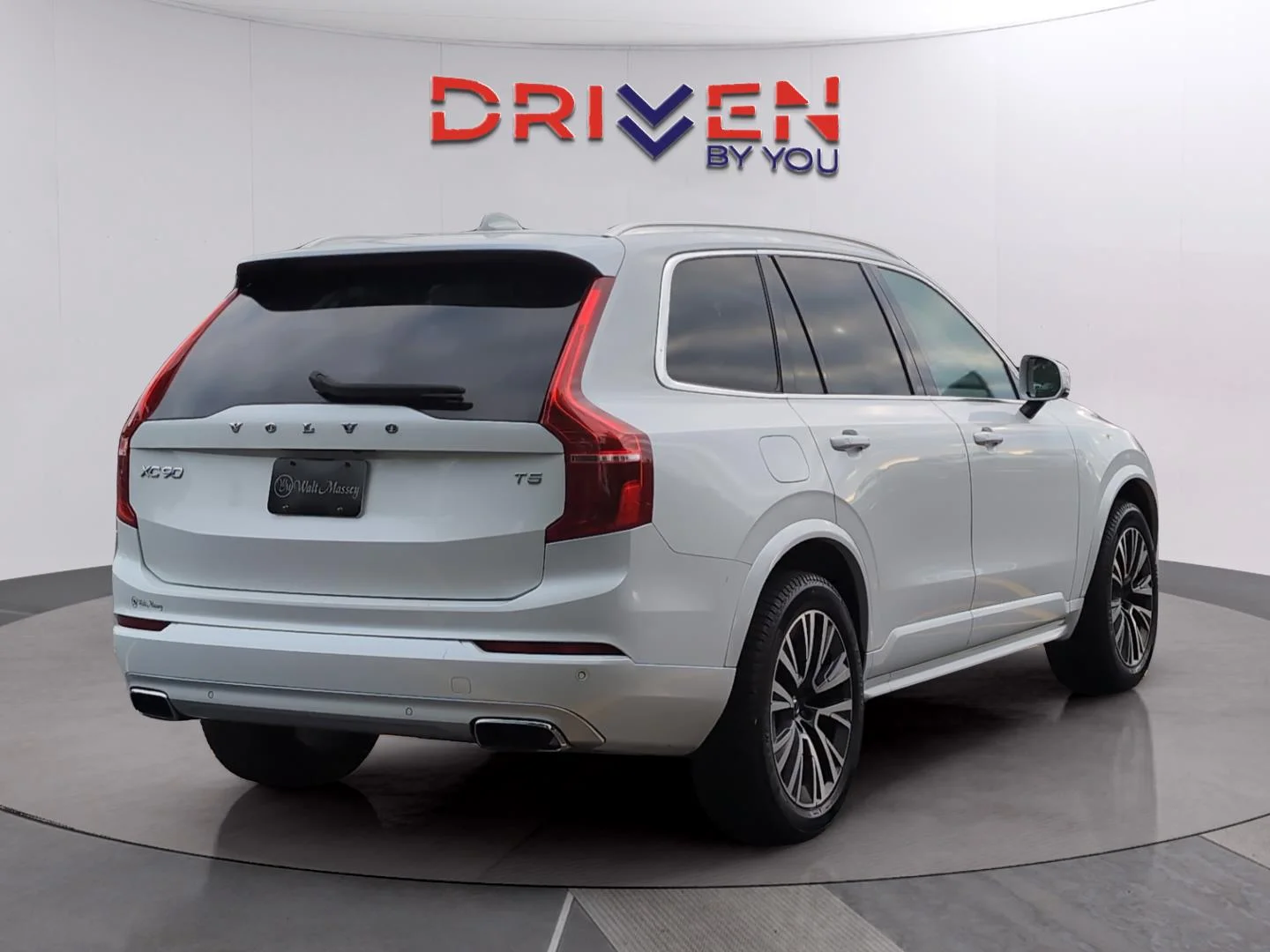 Used 2020 Crystal White Metallic Volvo Momentum image 5