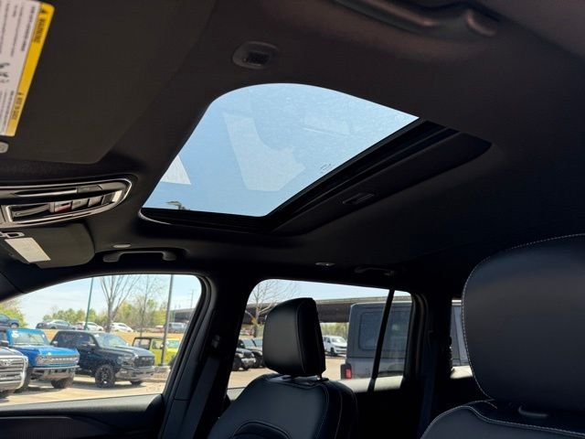 New 2025 Bright White Clear-Coat Exterior Paint Jeep Altitude X image 31