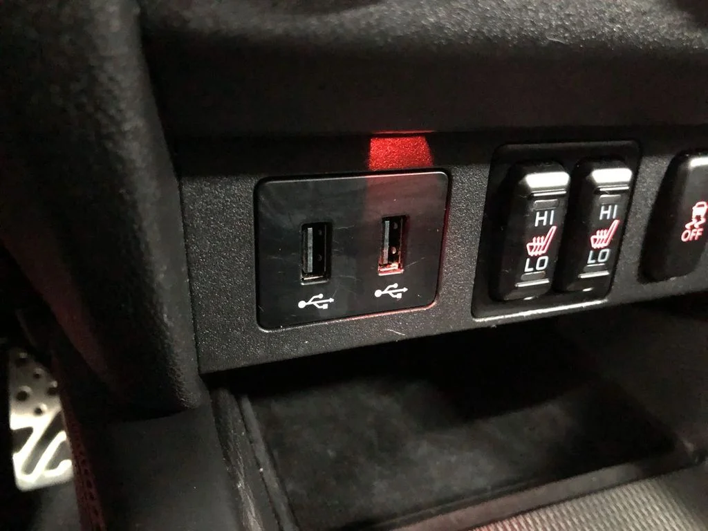 Used 2019 Pearl White Mitsubishi  image 29