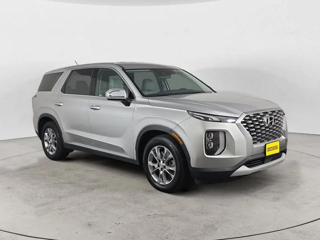 Used 2022 Silver Hyundai SE image 7