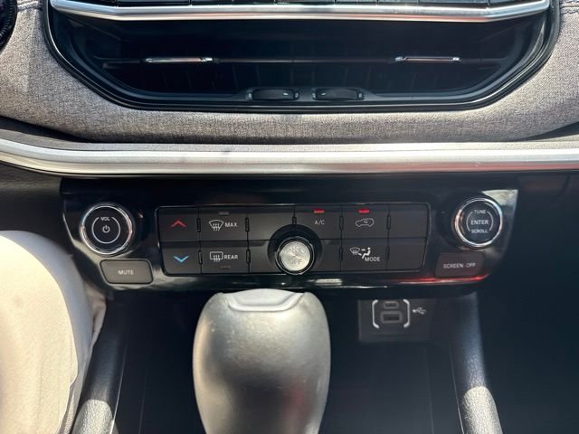 Used 2024 White Jeep Latitude image 23