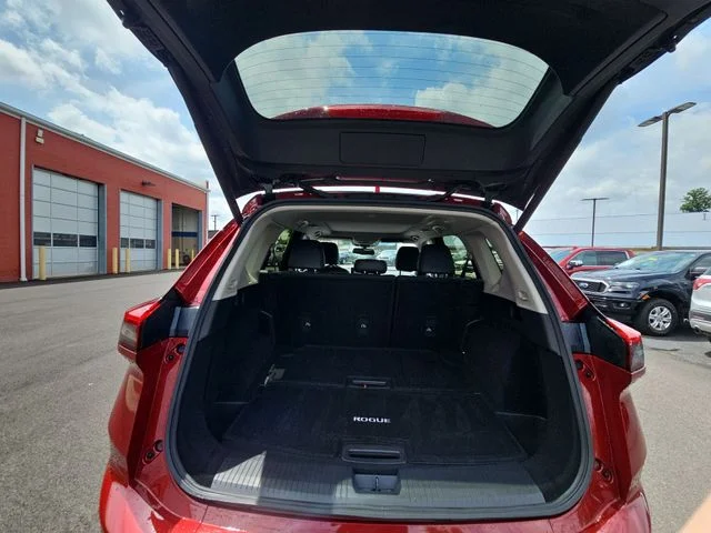 Used 2025 Red Nissan Platinum image 29