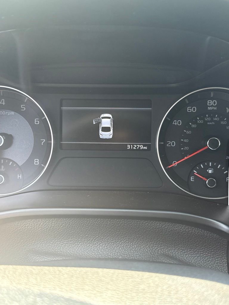 Used 2023 Red Kia LXS image 11