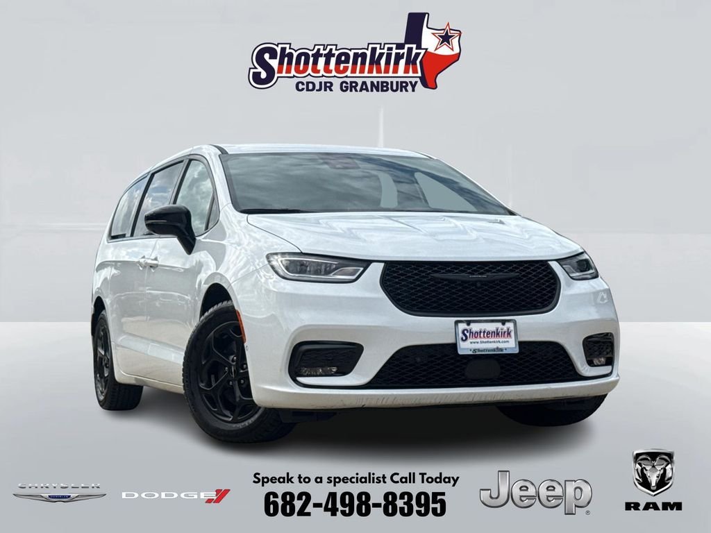 Used 2024 White Chrysler Select image 1