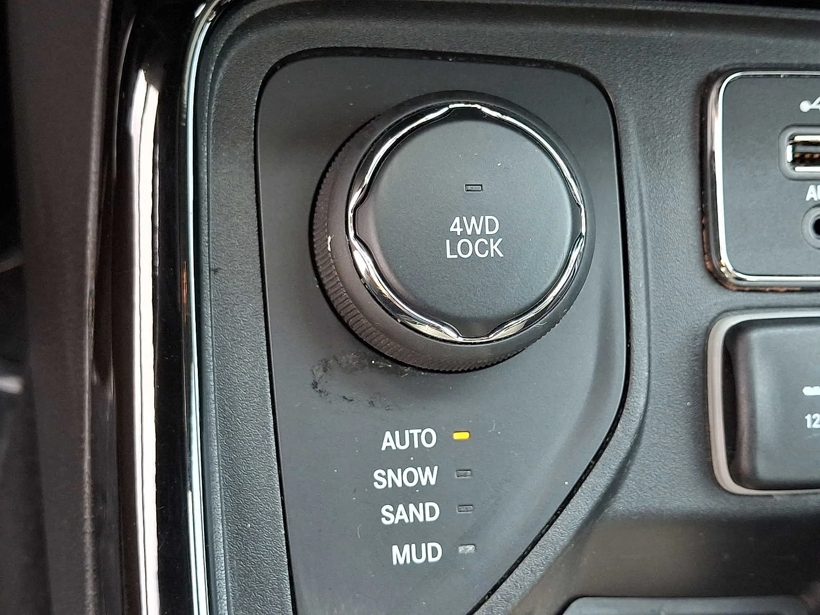 Used 2018 Black Jeep Altitude 4x4 image 25