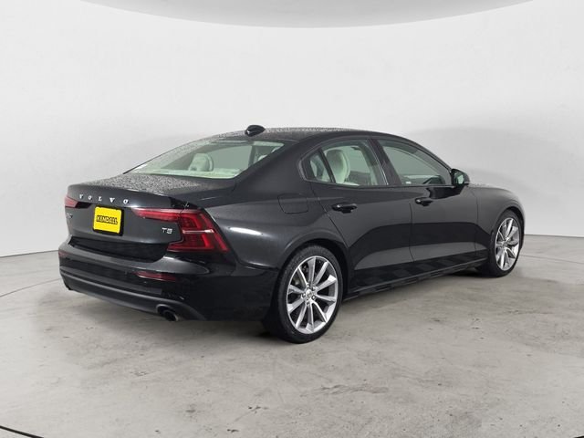 Used 2019 Black / Stone Volvo T5 Momentum image 5