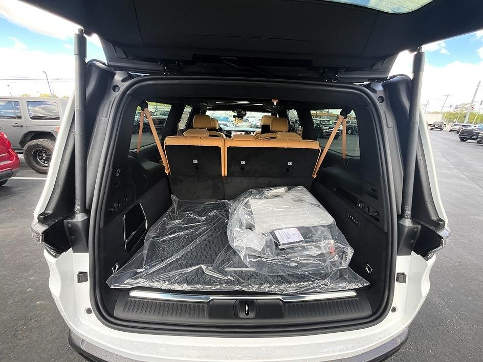 New 2026 Bright White Clear-Coat Exterior Paint Jeep Summit Reserve image 9