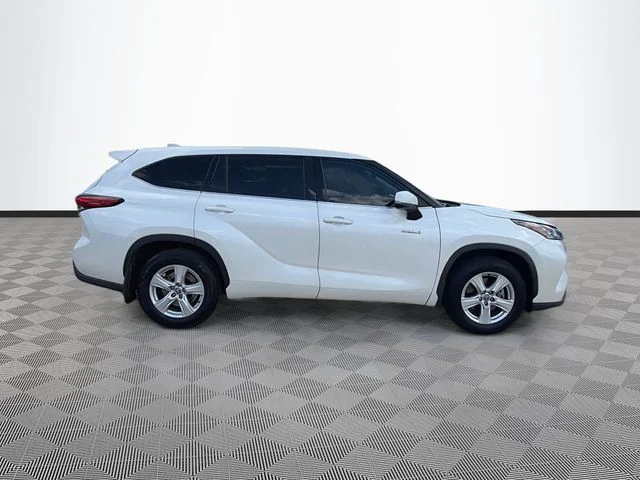 Used 2020 White Toyota LE image 8