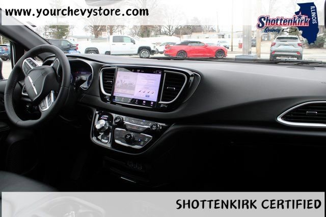 Used 2025 White Chrysler Select image 9
