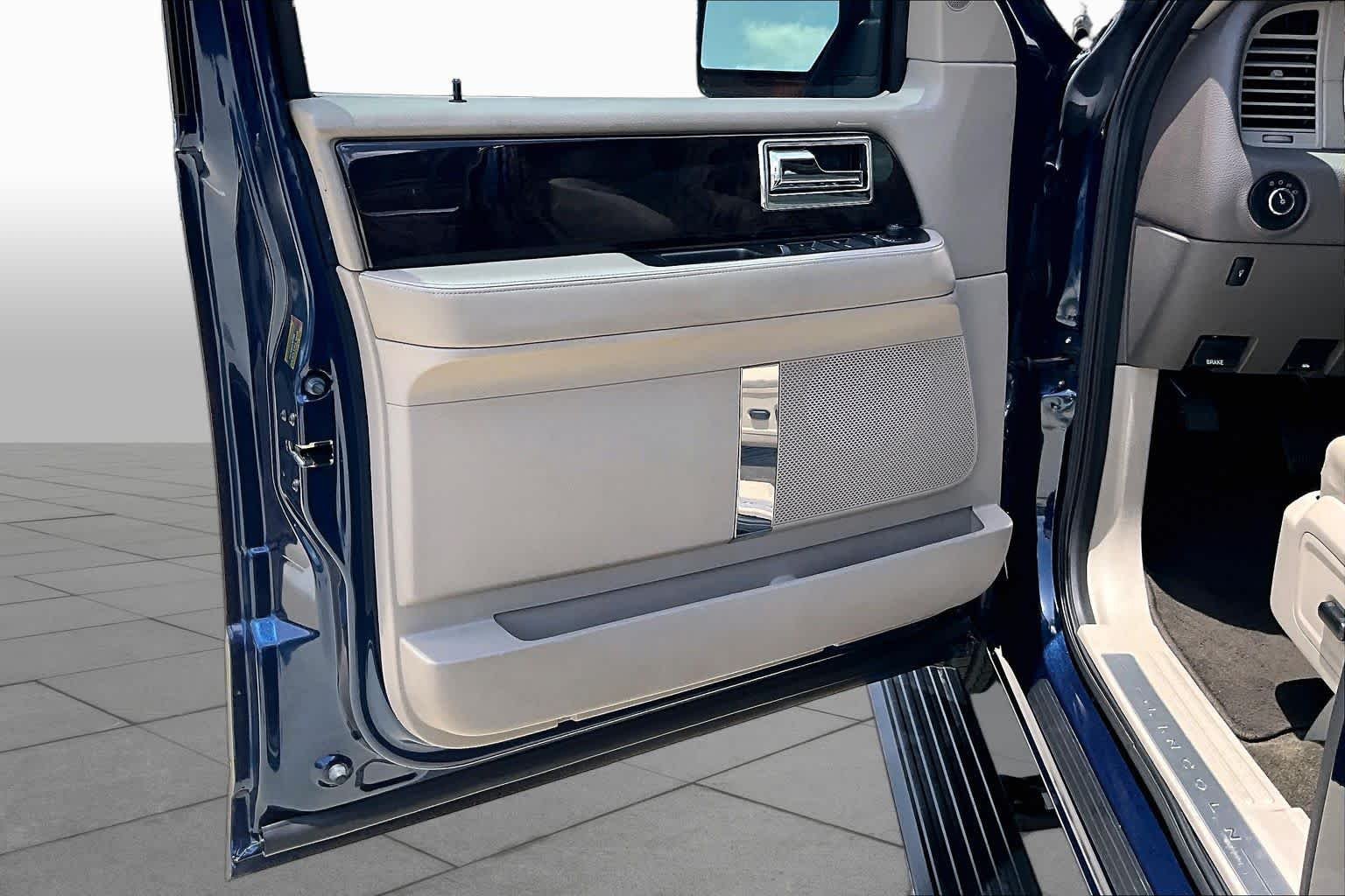 Used 2017 Midnight Sapphire Blue Metallic Lincoln Select image 20