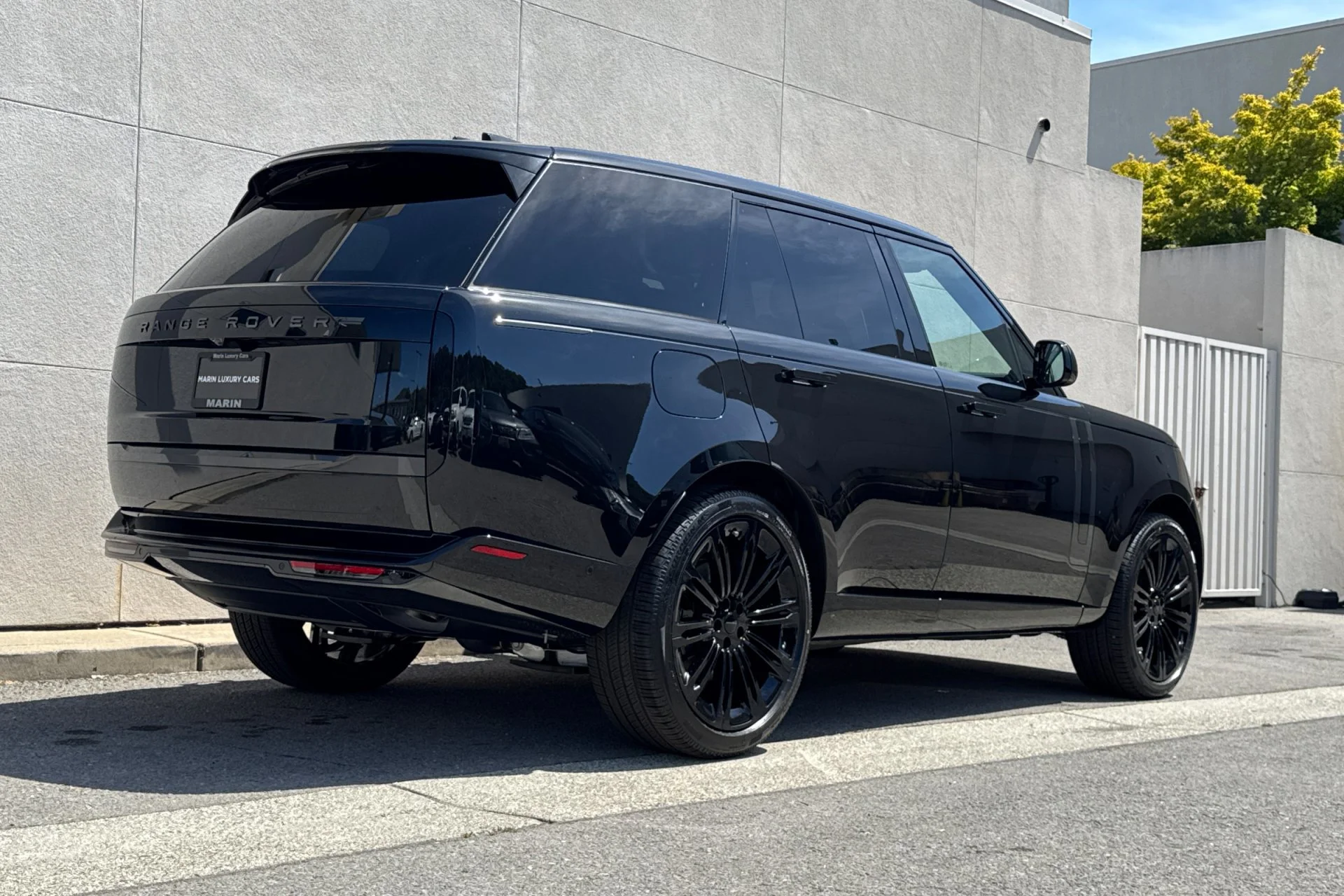 New 2026 SANTORINI BLACK Land Rover SE image 2
