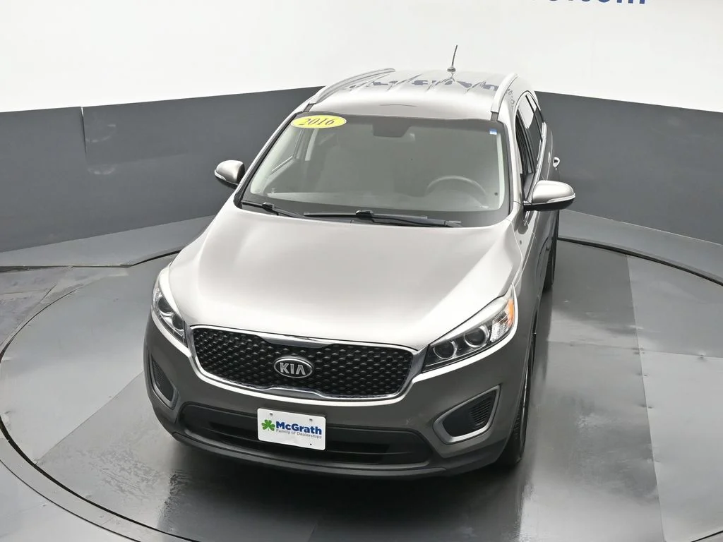 Used 2016 Silver Kia LX image 27