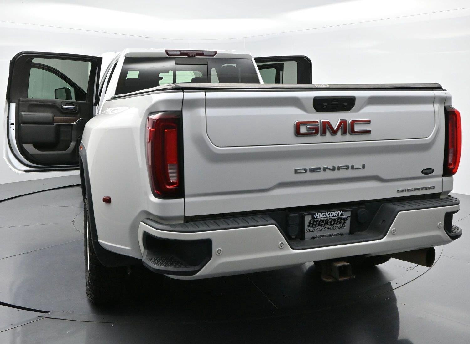 Used 2022 White Frost Tricoat GMC Denali image 44