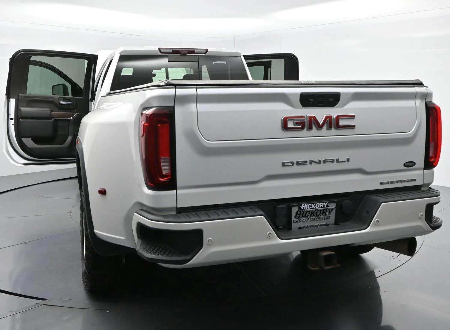 Used 2022 White Frost Tricoat GMC Denali image 44