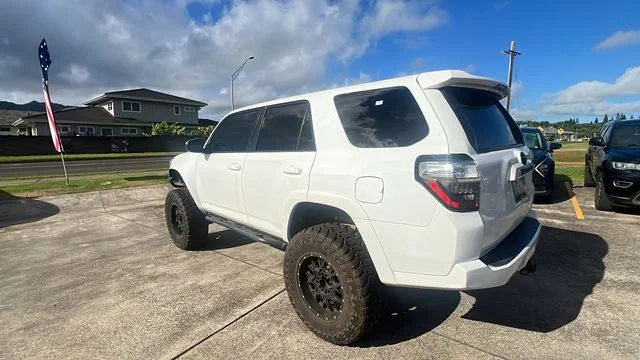 Used 2017 White Toyota SR5 image 3