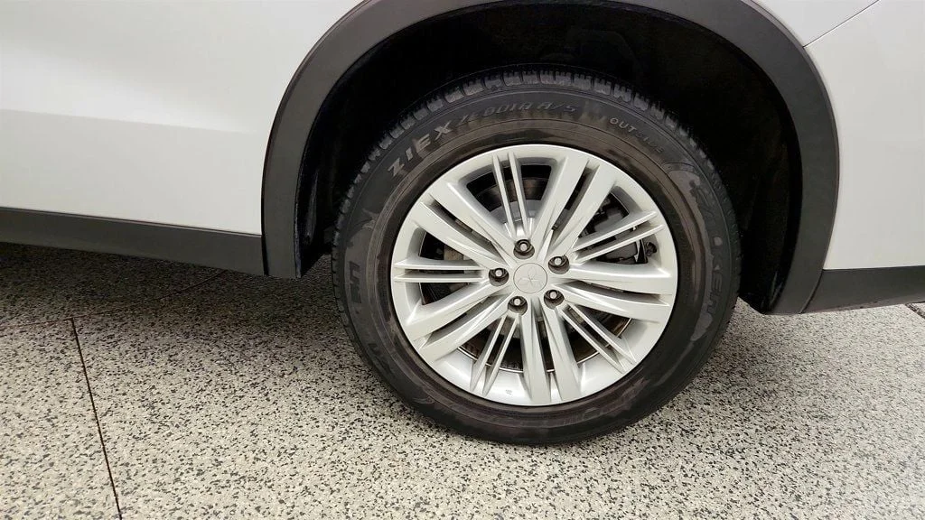 Used 2022 White Diamond Mitsubishi ES FWD image 9