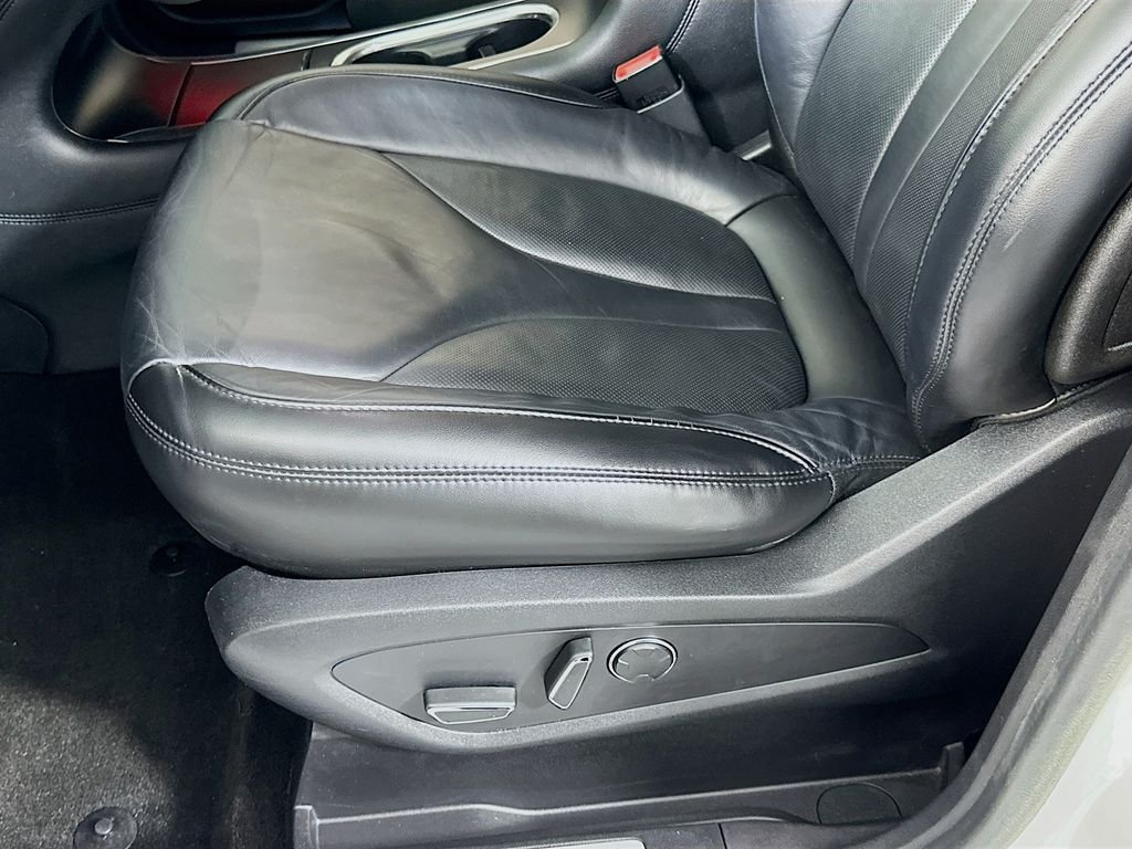 Used 2019 White Platinum Clearcoat Metallic Lincoln Select image 20