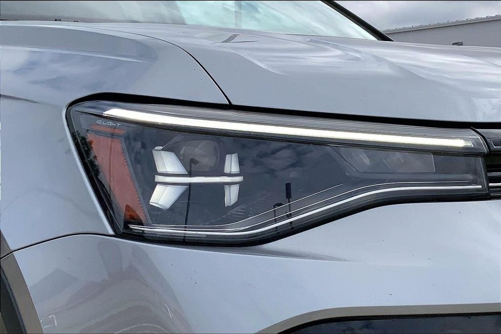 Used 2025 Pyrite Silver Metallic Volkswagen 1.5T SE image 27