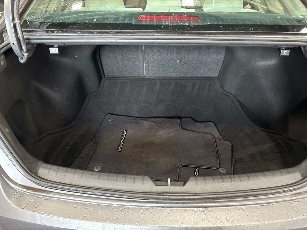 Used 2018 Gray Hyundai SE image 11