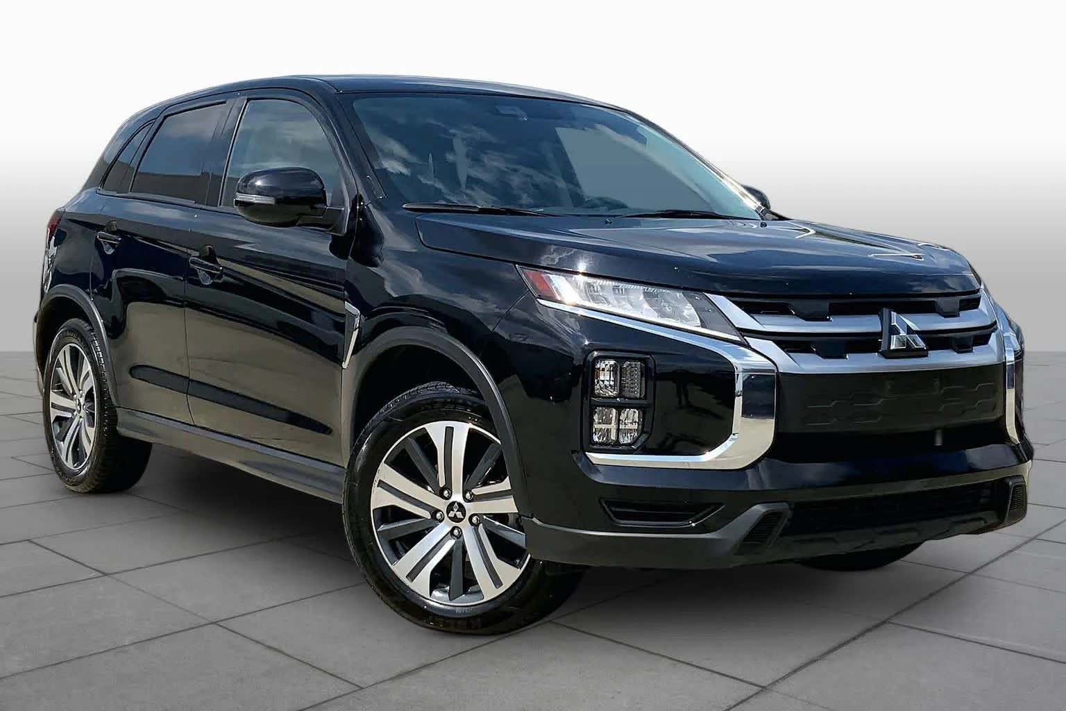 Used 2024 Labrador Black Pearl Mitsubishi SE image 3