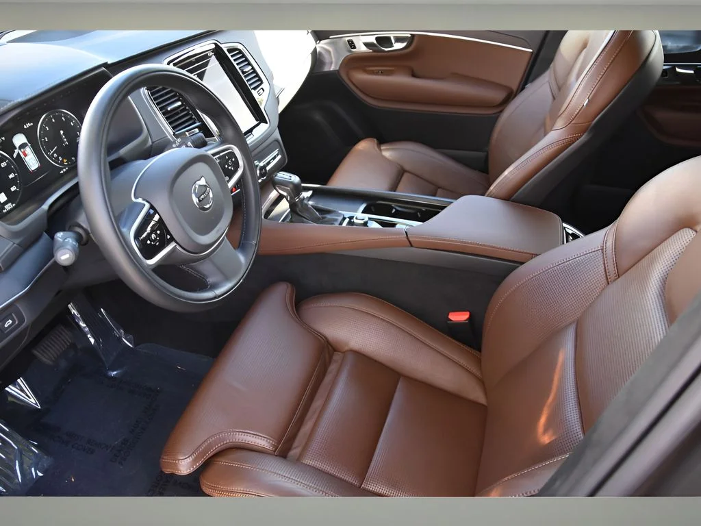 Used 2022 Pine Grey Metallic Volvo Inscription image 12