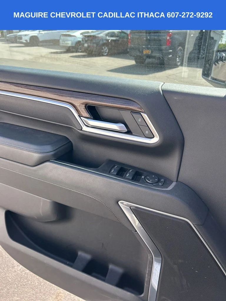 Used 2025 White Chevrolet LT image 12