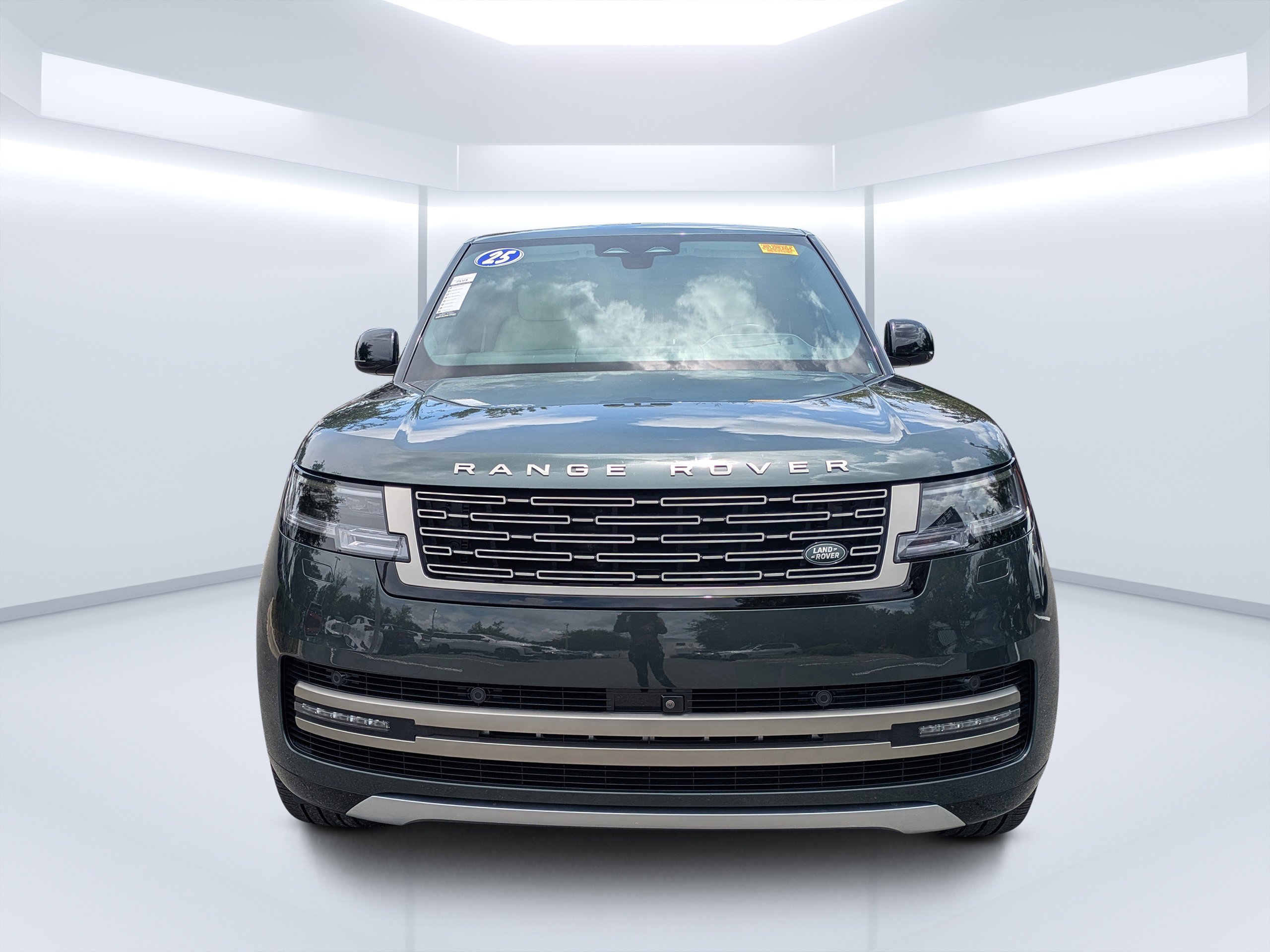 Used 2025 Belgravia Green Metallic Land Rover SE image 8
