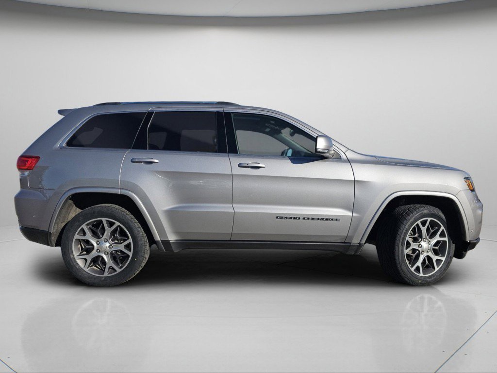 Used 2018 Billet Silver Metallic Clearcoat Jeep Limited image 27