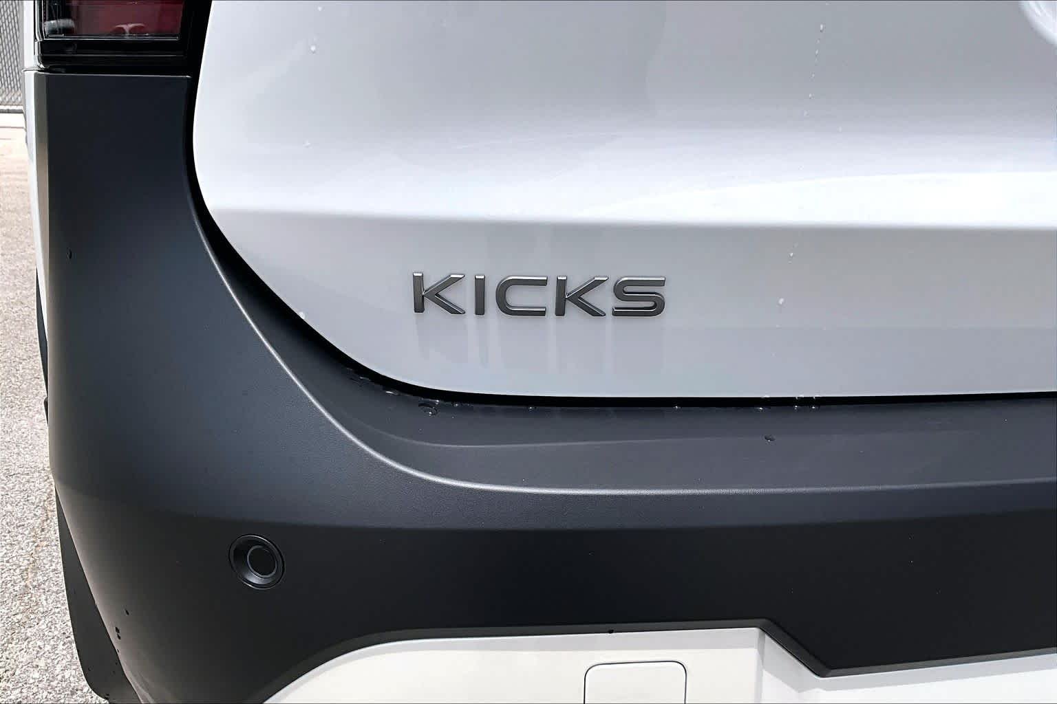 New 2026 Aspen White TriCoat / Super Black Two-tone Nissan SR image 8