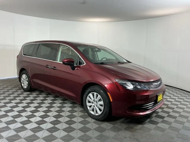 Used 2018 Velvet Chrysler L image 3