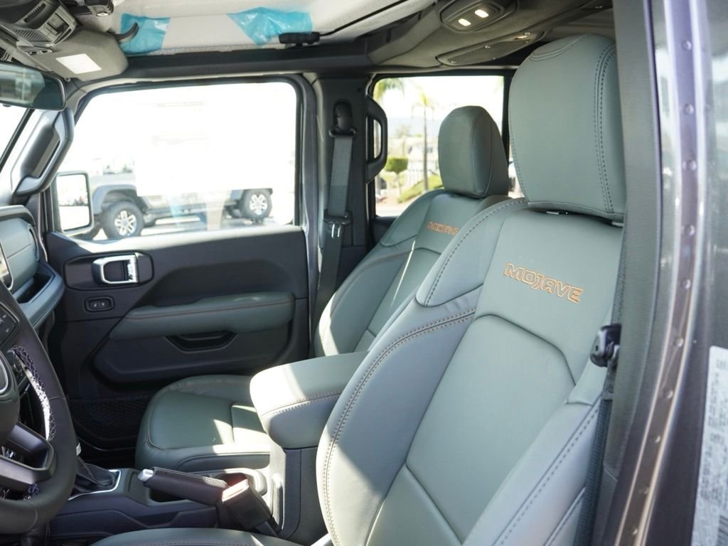 New 2026 Granite Crystal Metallic Clear-Coat Exterior Paint Jeep Mojave image 16