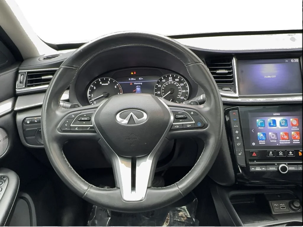 Used 2023 White INFINITI LUXE image 37