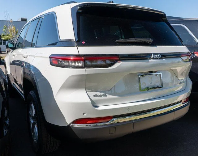 New 2026 Bright White Clear-Coat Exterior Paint Jeep Laredo X image 9