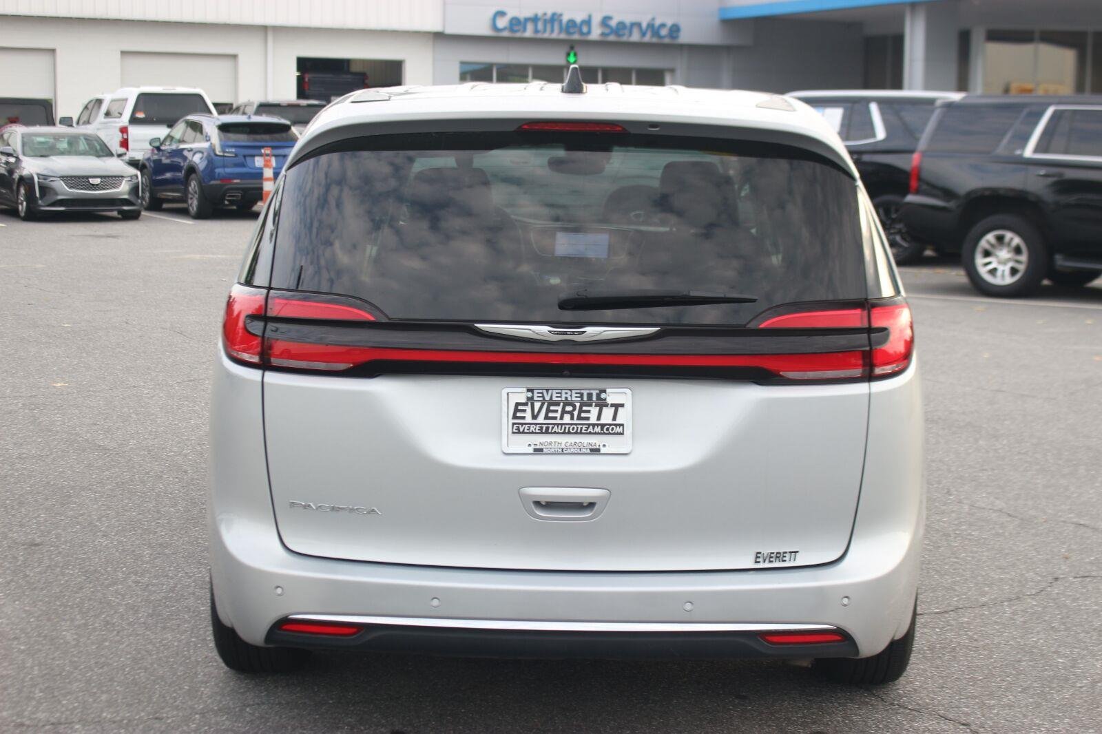 Used 2024 Silver Chrysler Touring L image 6