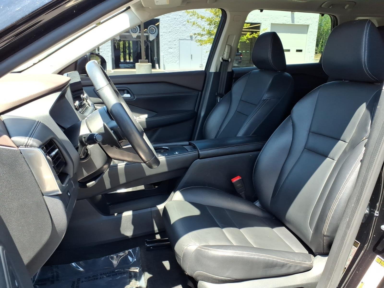 Used 2022 Super Black Nissan SL image 18