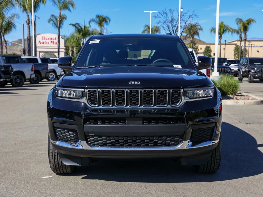 New 2026 Diamond Black Crystal Pearl-Coat Exterior Paint Jeep Laredo image 8
