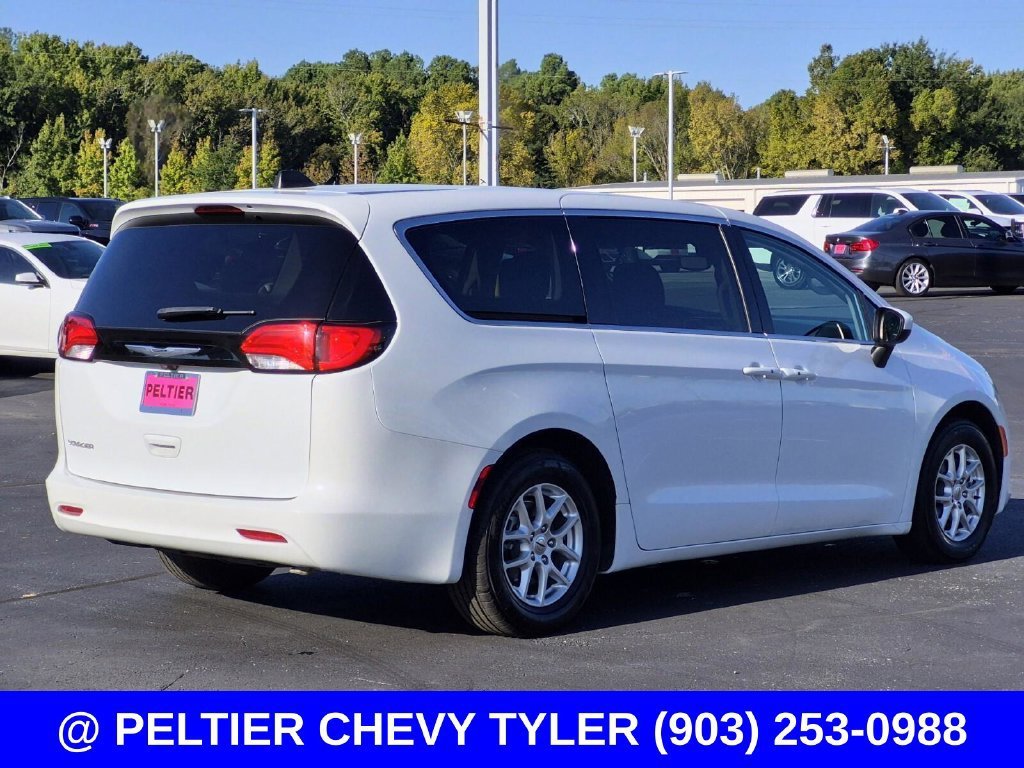 2023 Chrysler Voyager LX - Photo 6