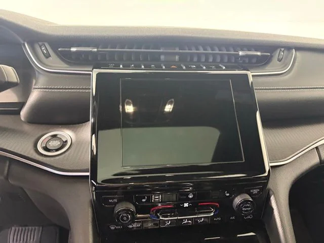 Used 2023 White Jeep Altitude image 29