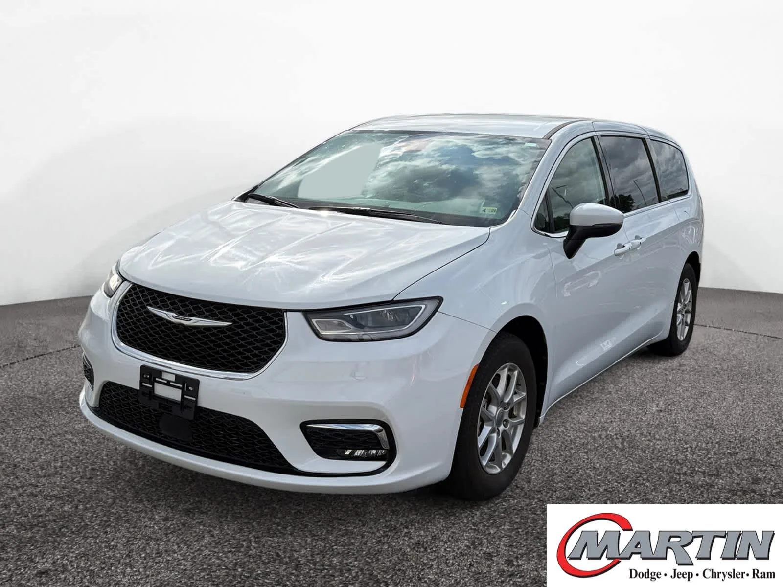 2023 Chrysler Pacifica Touring L's photo