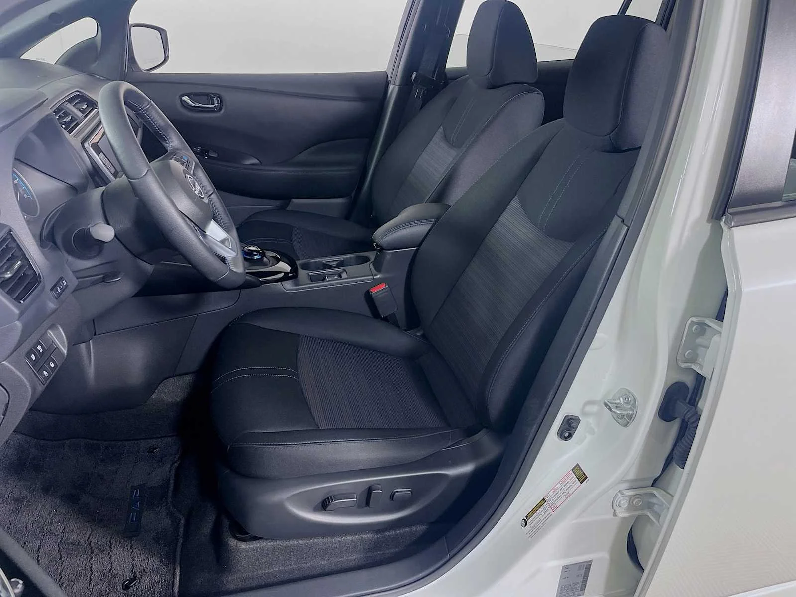Used 2025 Super Black/Pearl White Nissan SV PLUS image 19