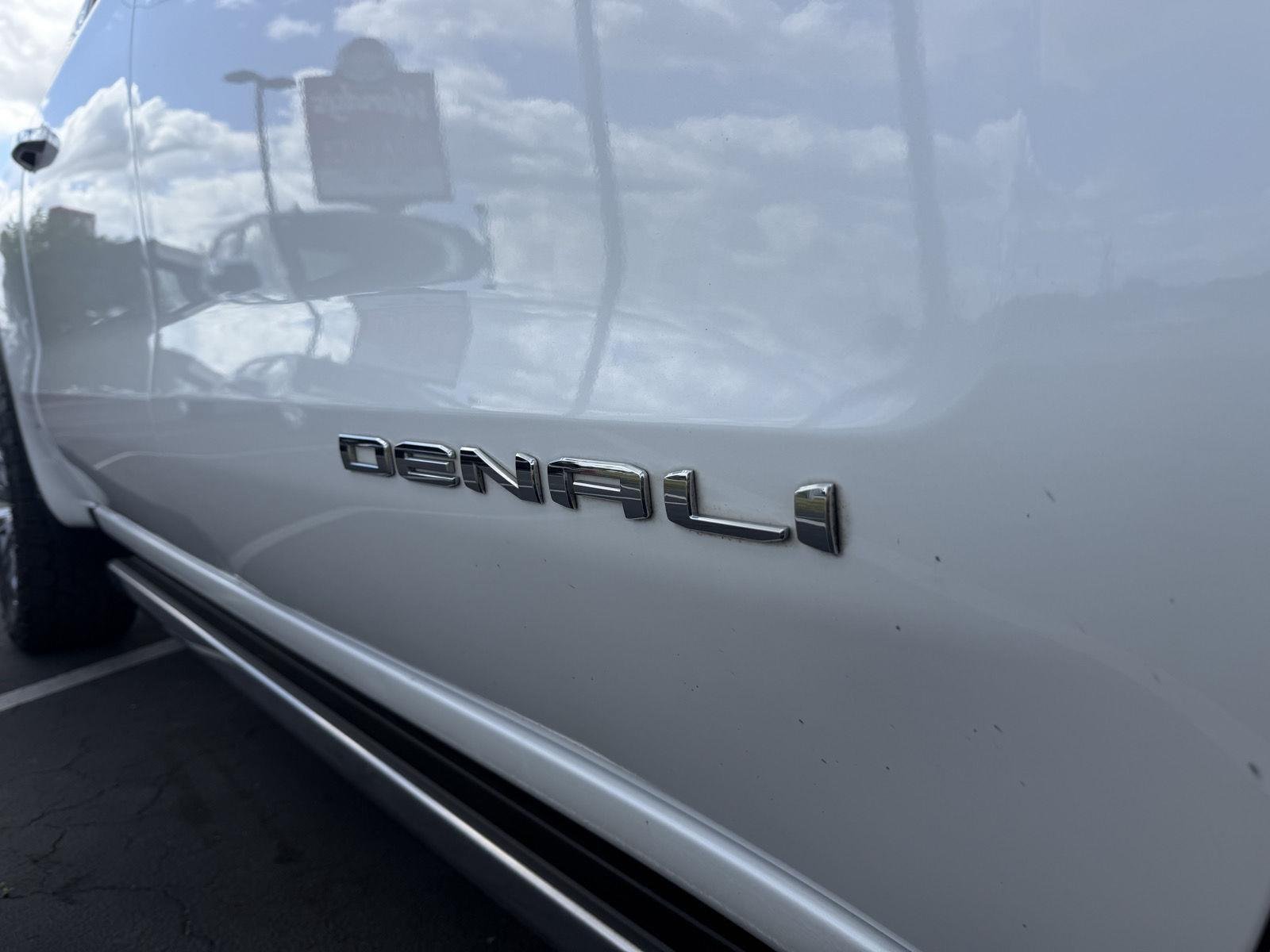 Used 2023 White Frost Tricoat GMC Denali image 11
