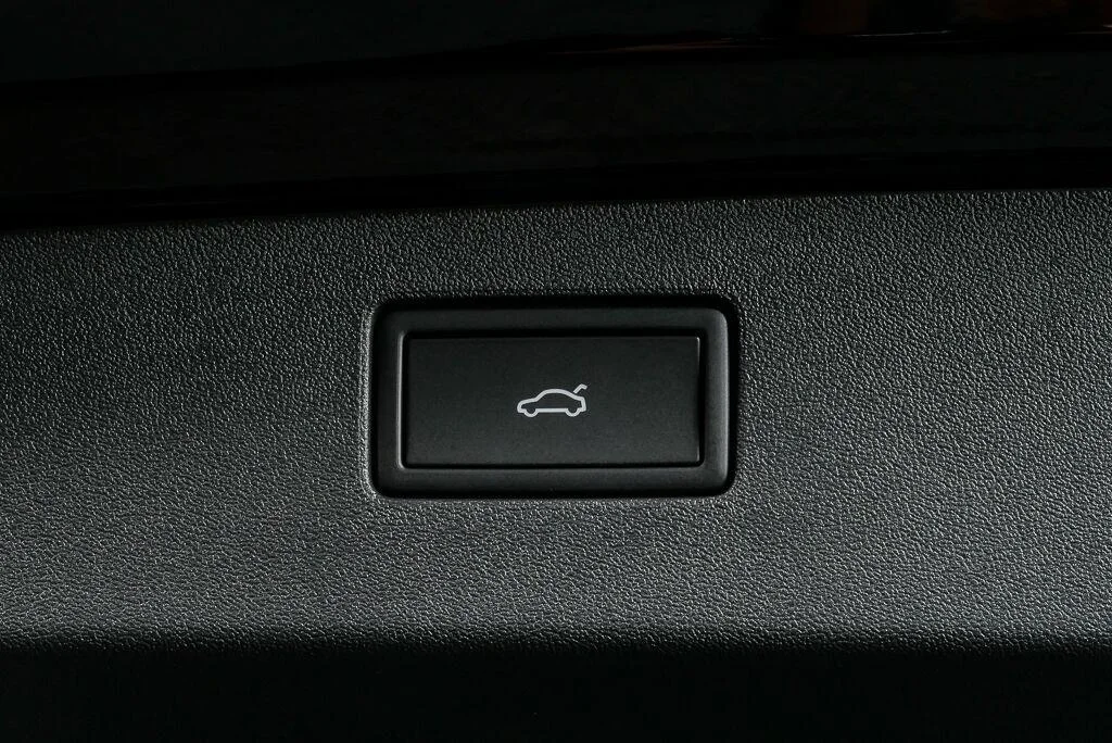 New 2026 Deep Black Pearl Volkswagen SE image 32