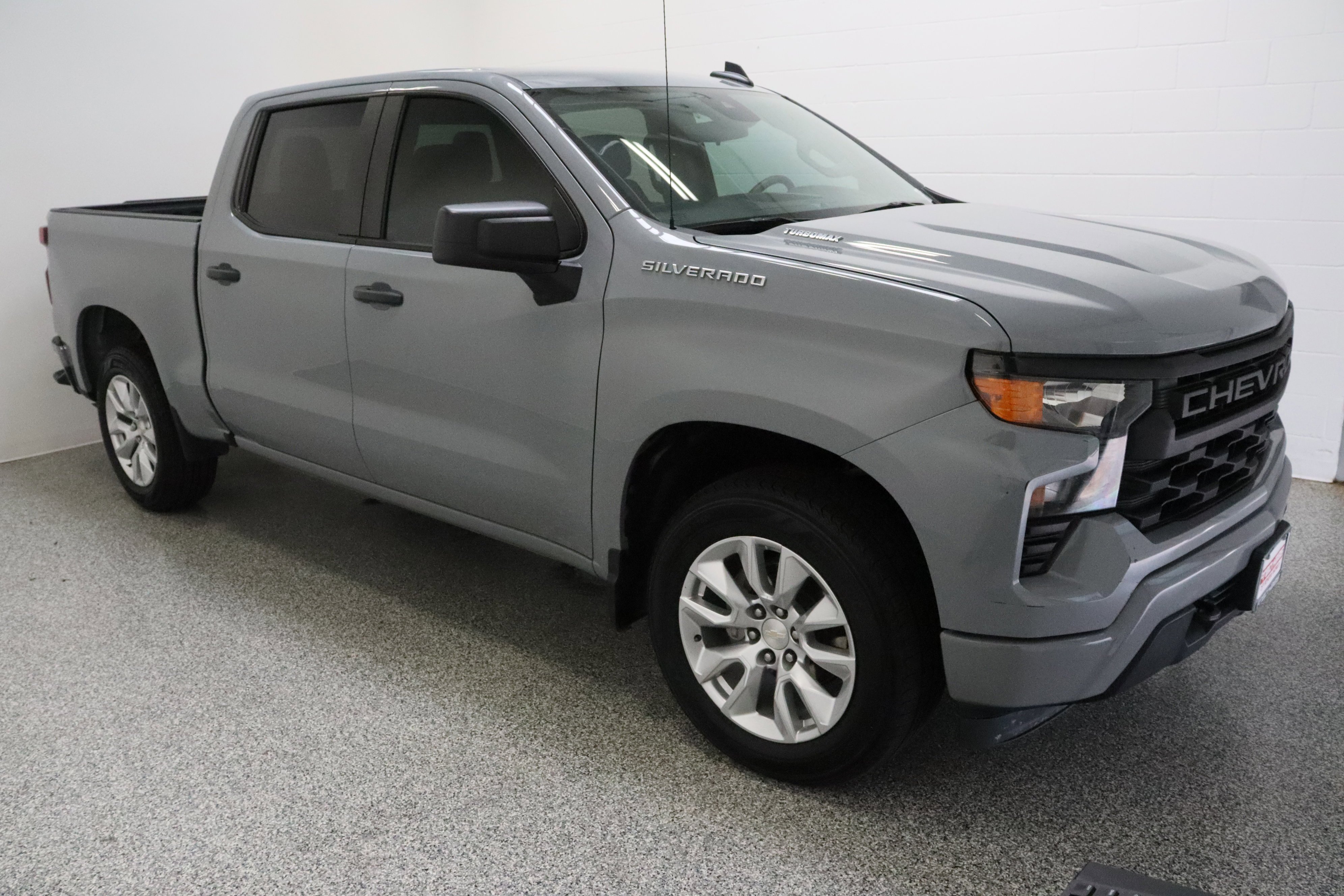 Used 2024 Slate Gray Metallic Chevrolet Custom 2.7T image 4