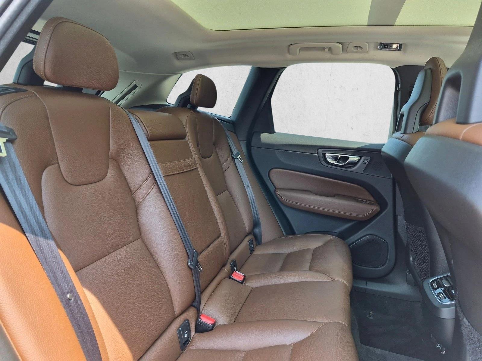 Used 2018 Crystal White Metallic Volvo Inscription image 21