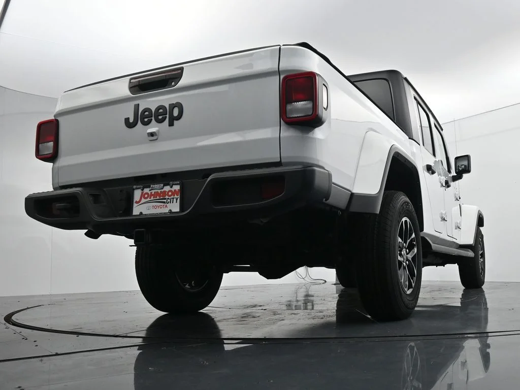 Used 2022 White Jeep Sport image 39