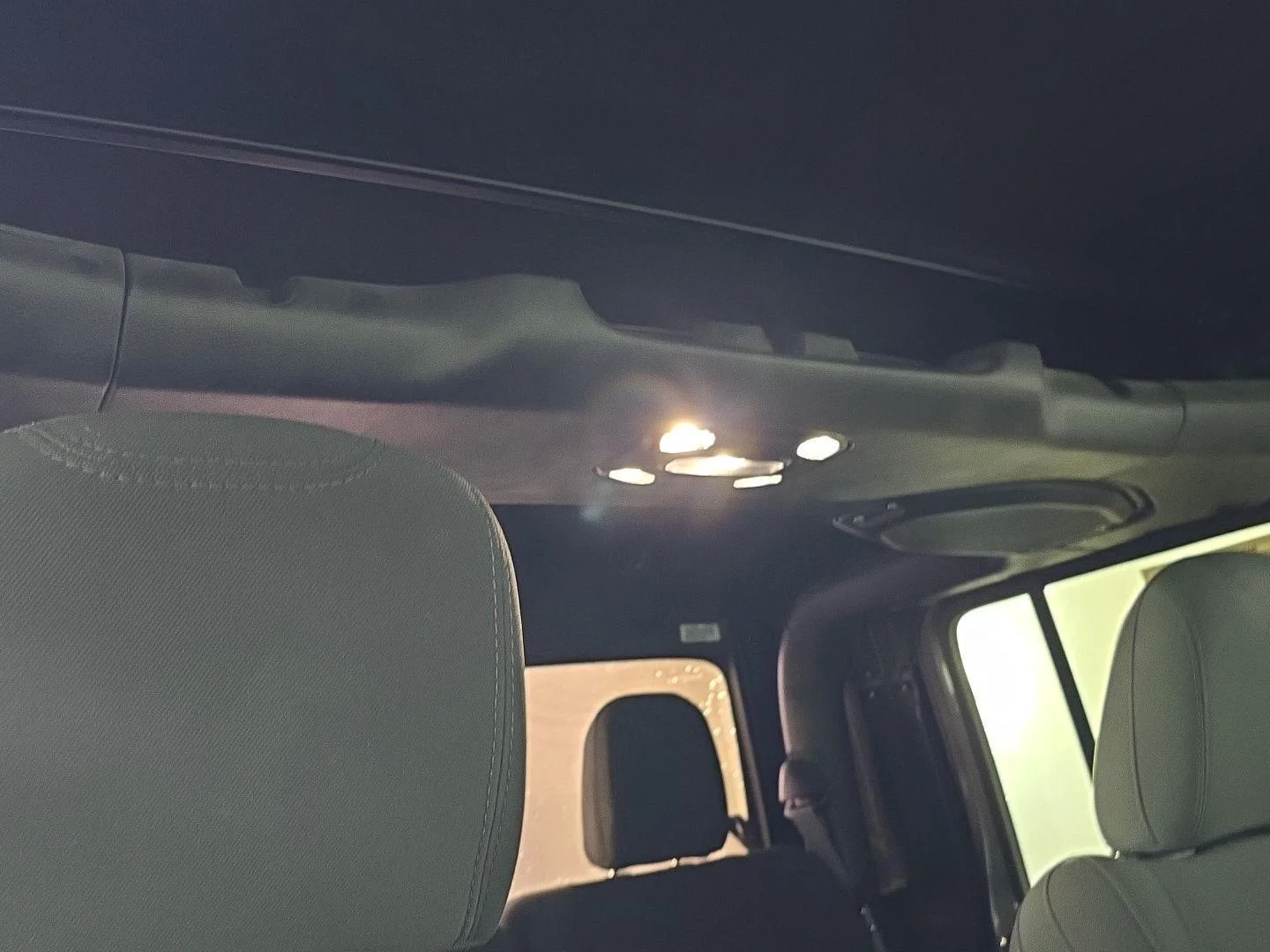 Used 2021 GRAY Jeep Overland image 27