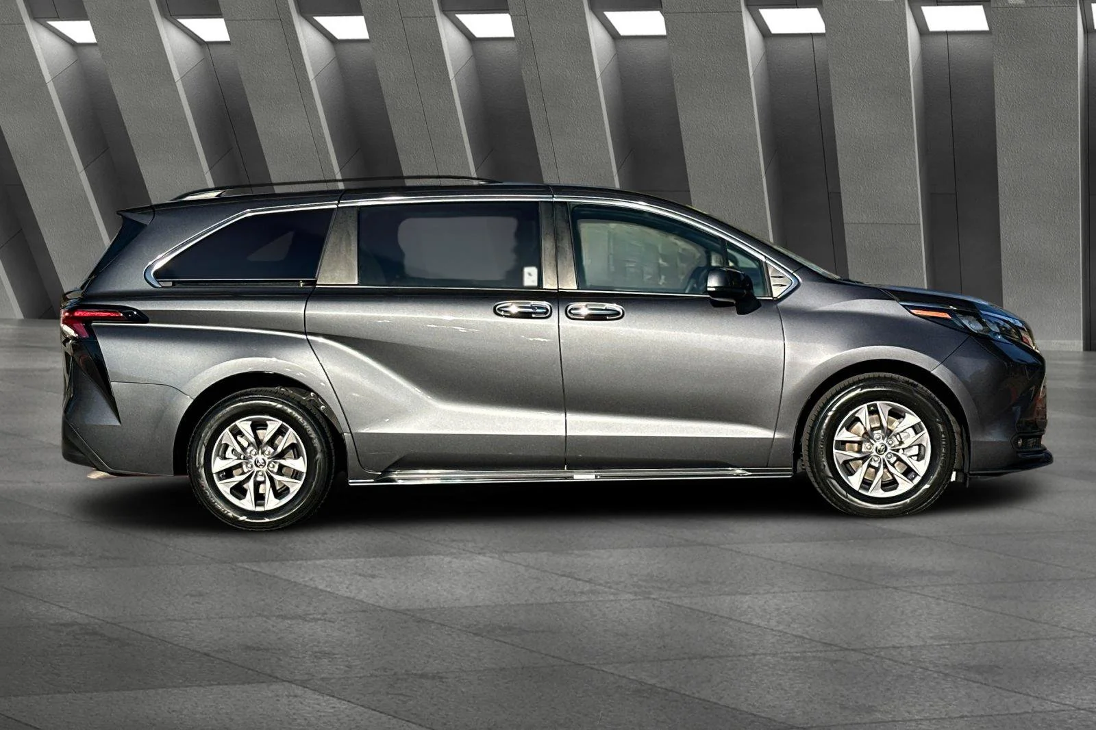 2025 Toyota Sienna XLE - Photo 13