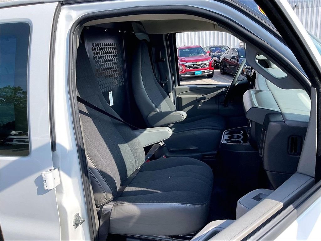 Used 2025 White GMC Work Van image 11