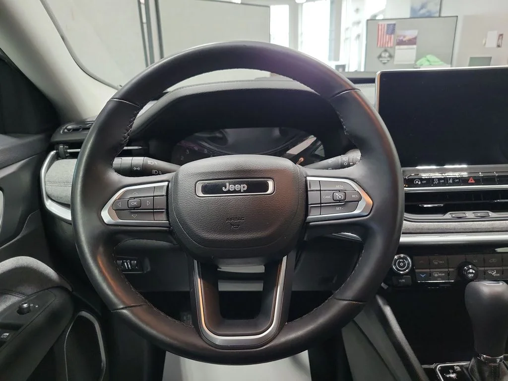 Used 2022 White Jeep Latitude Lux image 28